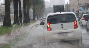 Aproximação de frente fria traz chuvas e ventos fortes